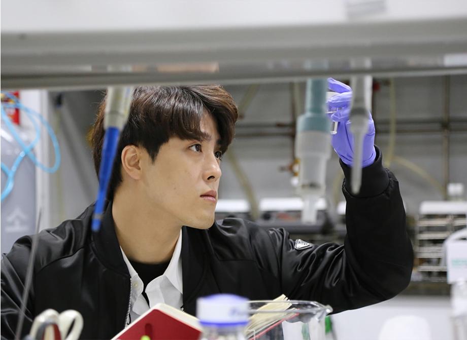 A hip-hop boy takes the path of science 이미지