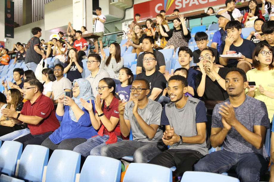 UST Foreign Students, Watching Professional Baseball Together 이미지