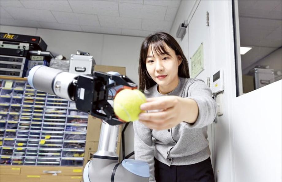 360도 전방위 압력 감지하는 로봇 손가락, 국내 연구진이 개발 이미지