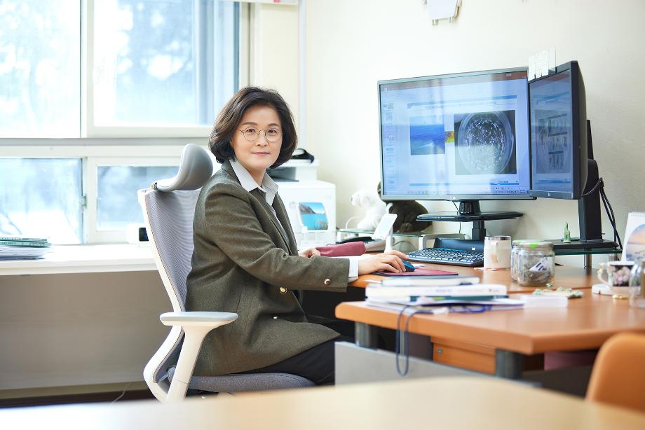 A Scientist Protecting the Ocean from Microplastics 이미지
